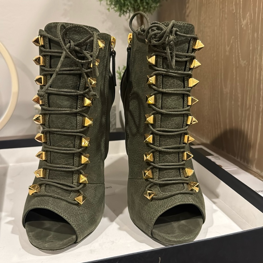 EUC Giuseppe Zanotti Laceup peeptoe suede ankle boots